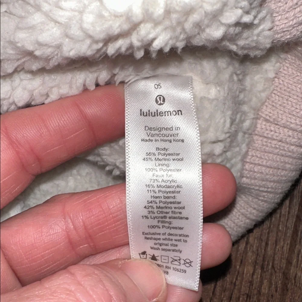 Lululemon Pom Pom Knit Beanie Hat‎ Sherpa Lined